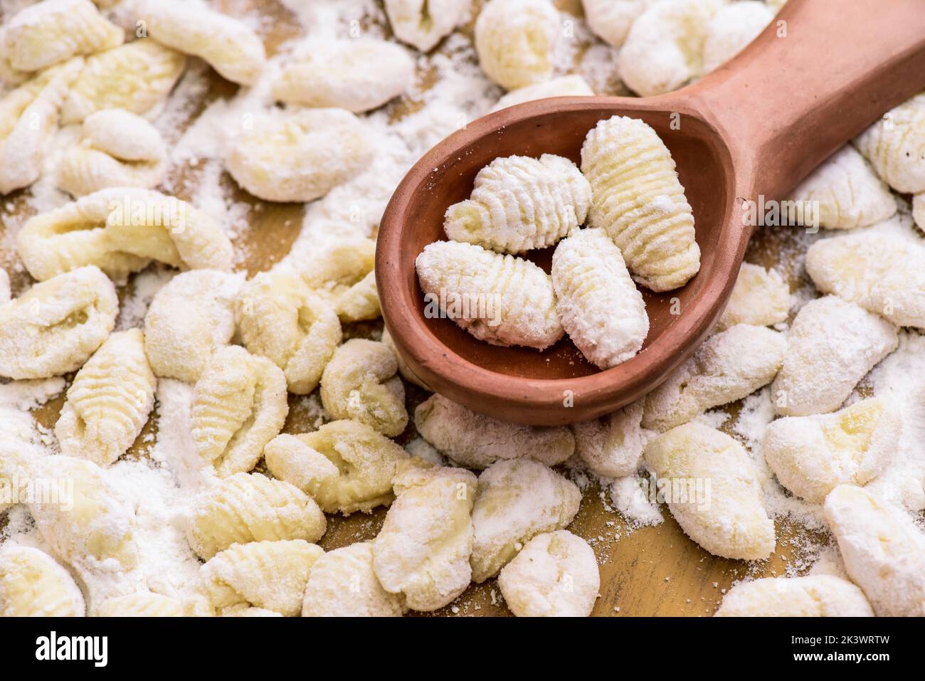 Preparación de gnocchi. Comida italiana tradicional Foto de stock