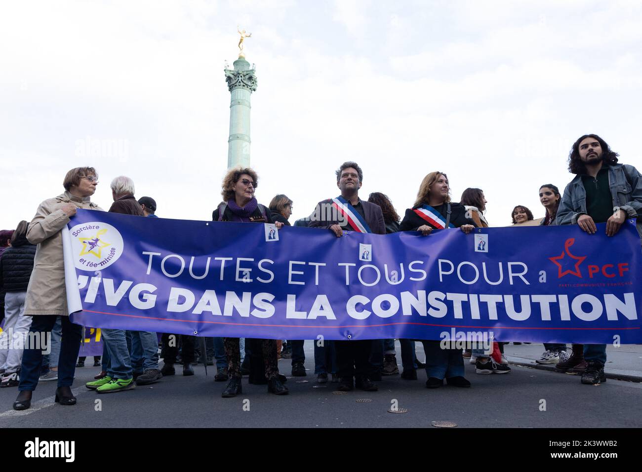 Los manifestantes sostienen una pancarta mientras participan en una manifestación por los derechos al aborto en el Día Internacional del Aborto Seguro, que se celebra anualmente en París el 28 de septiembre de 2022. Foto de Raphael Lafargue/ABACAPRESS.COM Foto de stock