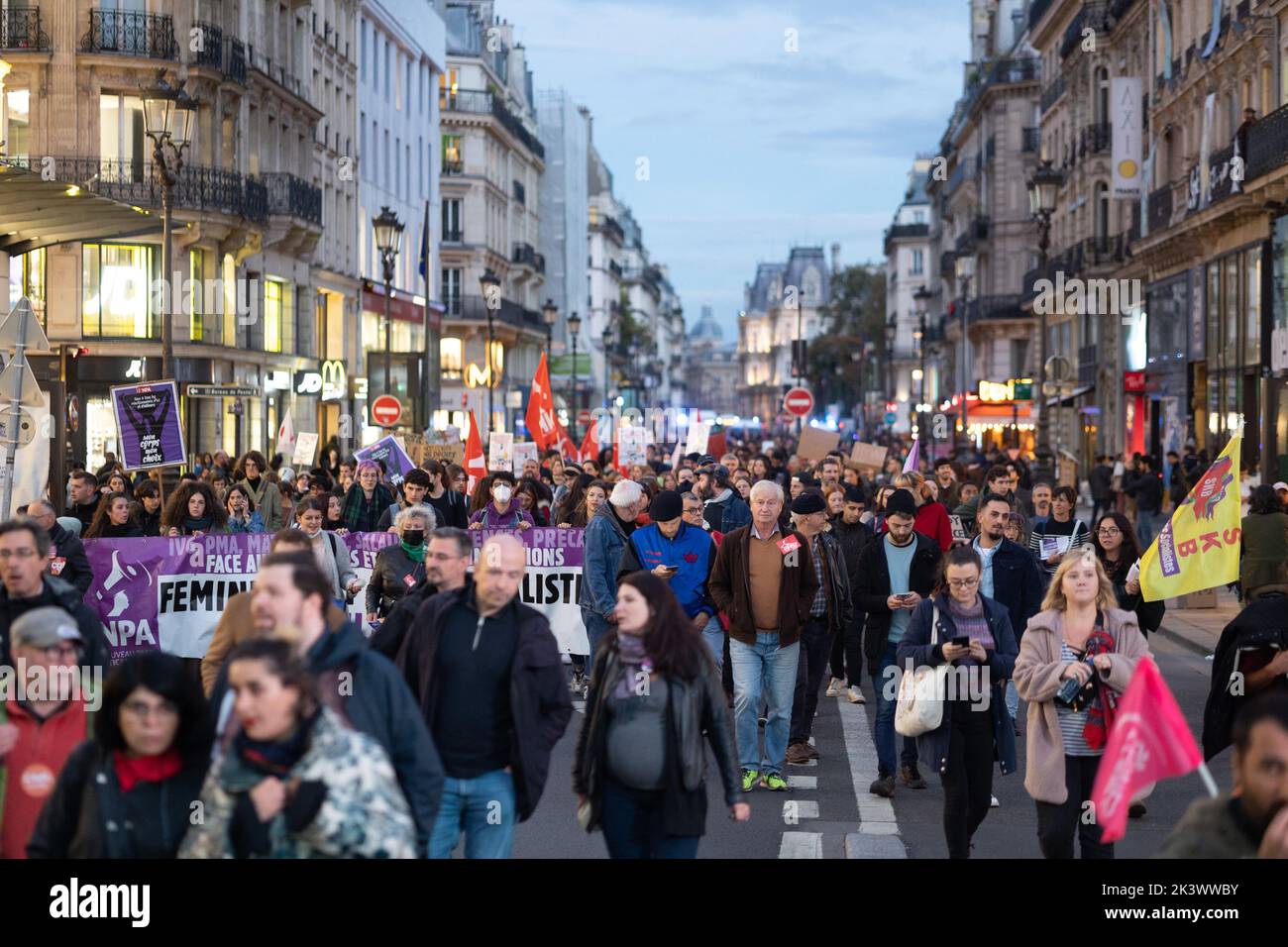 Visión general de los manifestantes que participan en una manifestación por los derechos al aborto en el Día Internacional del Aborto Seguro anual en París el 28 de septiembre de 2022. Foto de Raphael Lafargue/ABACAPRESS.COM Foto de stock