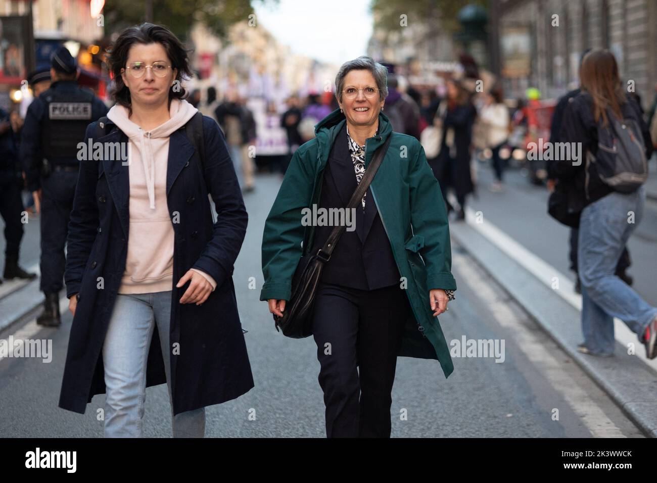 Sandrine Rousseau, diputada de EELV, participa en una manifestación por los derechos al aborto en el Día Internacional del Aborto Seguro que se celebra anualmente en París el 28 de septiembre de 2022. Foto de Raphael Lafargue/ABACAPRESS.COM Foto de stock