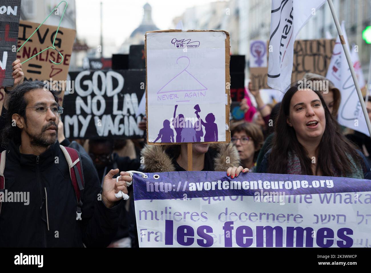 Una demostradora sostiene un cartel mientras participa en una manifestación por los derechos al aborto en el Día Internacional del Aborto Seguro anual en París el 28 de septiembre de 2022. Foto de Raphael Lafargue/ABACAPRESS.COM Foto de stock