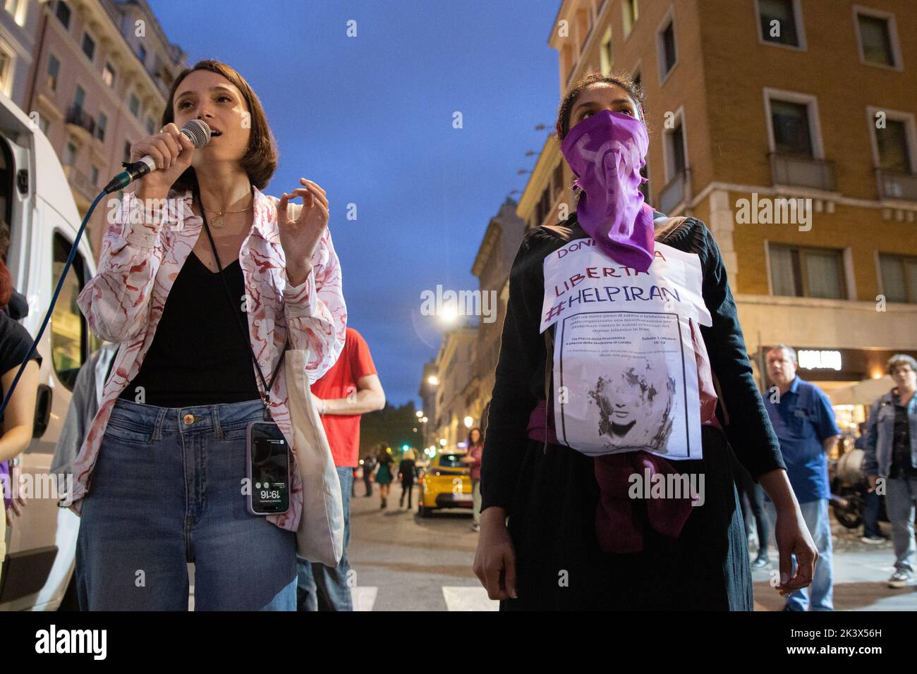 Roma, Italia. 28th de Sep de 2022. Niña iraní en solidaridad con la protesta de las mujeres iraníes durante el Día Mundial por el Aborto Seguro en Roma (Foto de Matteo Nardone/Pacific Press) Crédito: Pacific Press Media Production Corp./Alamy Live News Foto de stock