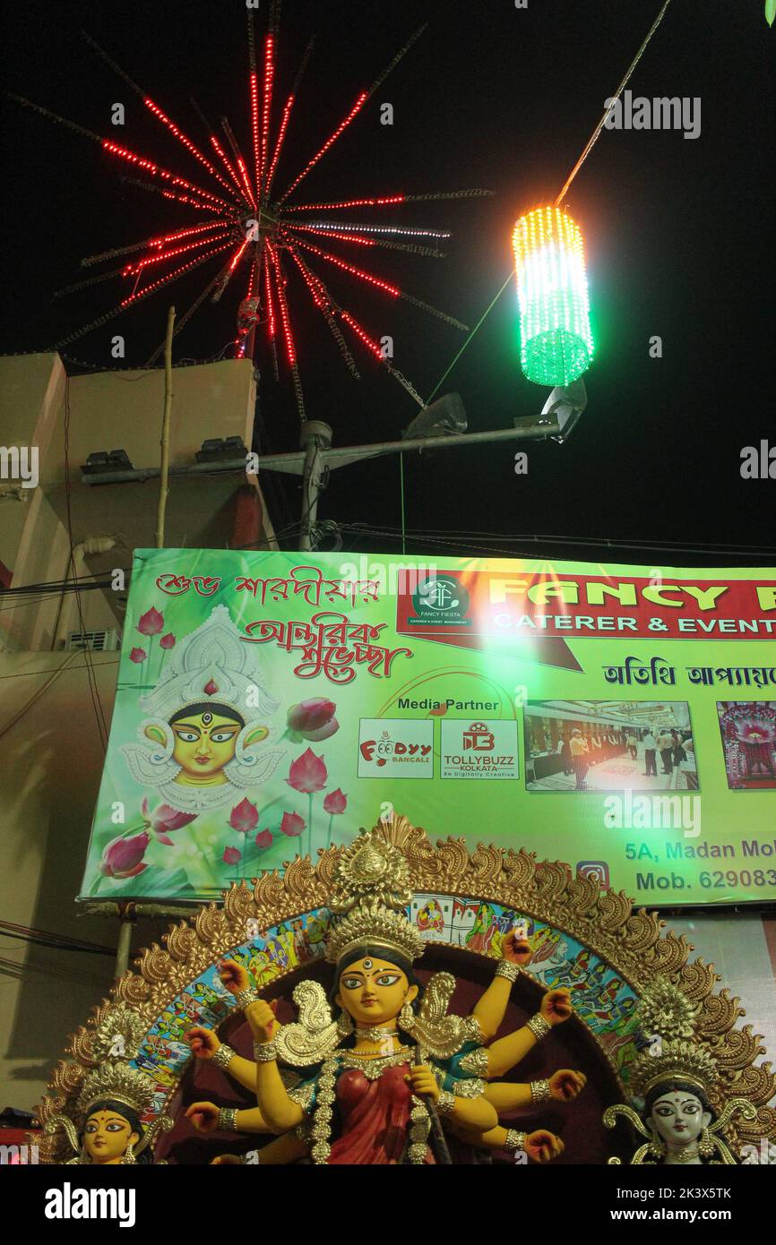 El regreso a casa de la diosa Durga está ocurriendo hoy en Kumaortuli. Durga Puja es uno de los festivales más grandes del estado de la India que se celebra con gran entusiasmo y grandeza. Durga Puja es particularmente un festival significativo de Bengala Occidental, sin embargo la gente en el estado de Odisha, Tripura, Bihar, Jharkhand, Maharashtra, Uttar Pradesh y Gujarat también lo celebran con gran entusiasmo. Es otro festival que representa el triunfo del bien sobre el mal, ya que celebra la victoria de la diosa Durga sobre Mahishasura, el demonio búfalo. Para los bengalíes, es una celebración de seis días de duración Foto de stock