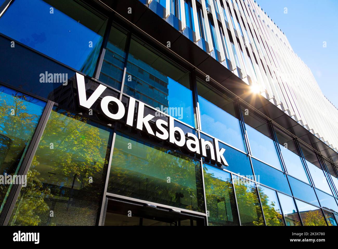 Logotipo de la red de bancos cooperativos del Volksbank alemán en la fachada de la sucursal de Freiburg im Breisgau, Alemania Foto de stock