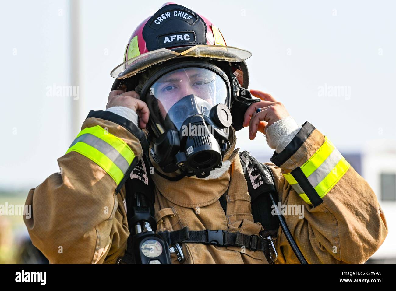 Un bombero del Escuadrón de Ingenieros Civiles 507th (CES) se prepara para poner una quemadura en vivo el 10 de septiembre de 2022, en la Base de la Fuerza Aérea de Altus, Oklahoma. Más de 25 bomberos de reserva de la AFB de Tinker pasaron su sábado en el sitio de quemadura en vivo con el departamento de bomberos de 97th CES, donde se turnaron apagando múltiples incendios de propano. (EE. UU Foto de la Fuerza Aérea por el Staff Sgt. Breanna Klemm) Foto de stock