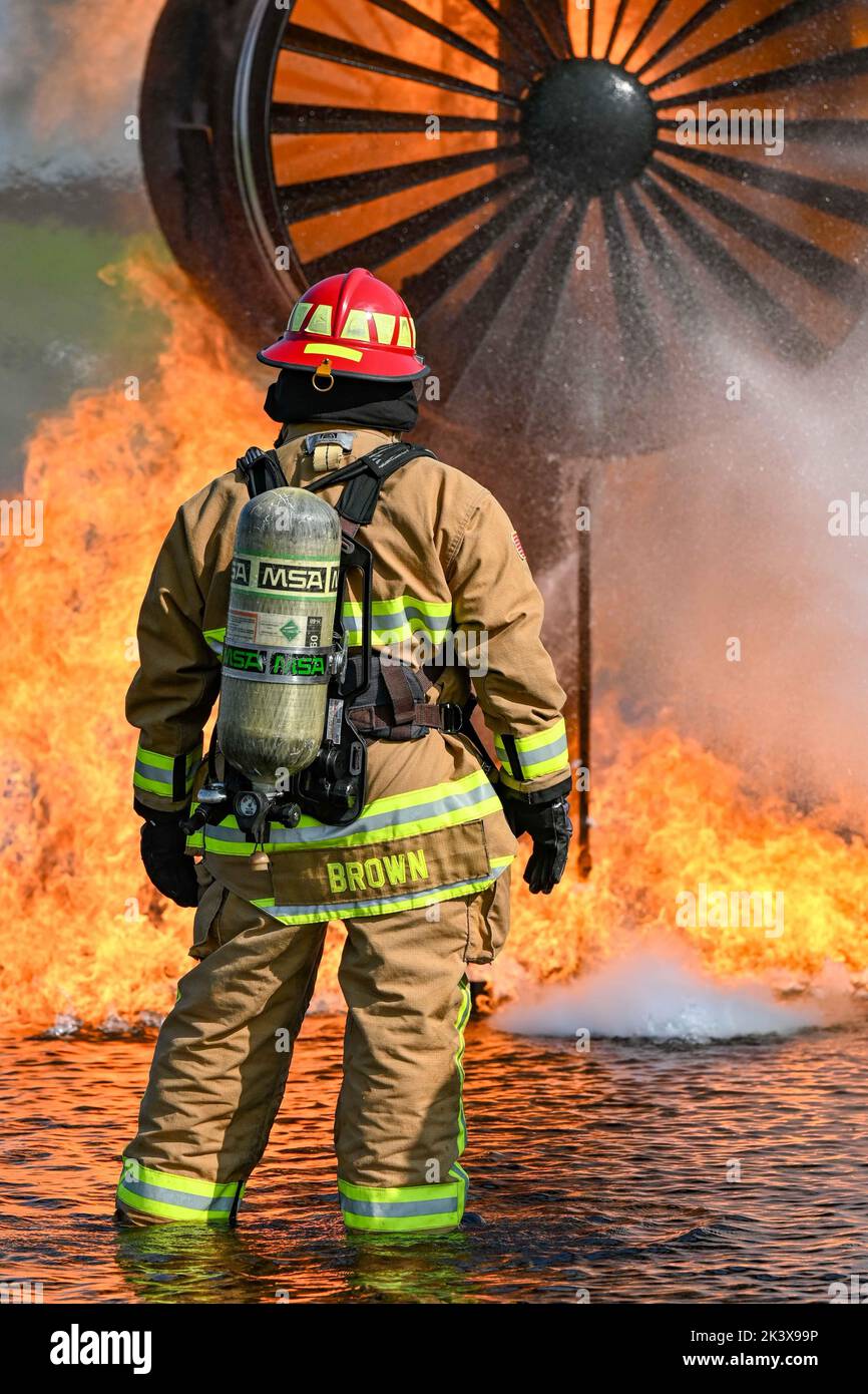 Un bombero del Escuadrón de Ingenieros Civiles 507th está frente a una quemadura viva el 10 de septiembre de 2022, en la Base de la Fuerza Aérea de Altus, Oklahoma. Los incendios de propano se utilizaron durante el entrenamiento para controlar fácilmente y reducir la producción de calor en comparación con otros métodos de quemaduras vivas. (EE. UU Foto de la Fuerza Aérea por el Staff Sgt. Breanna Klemm) Foto de stock