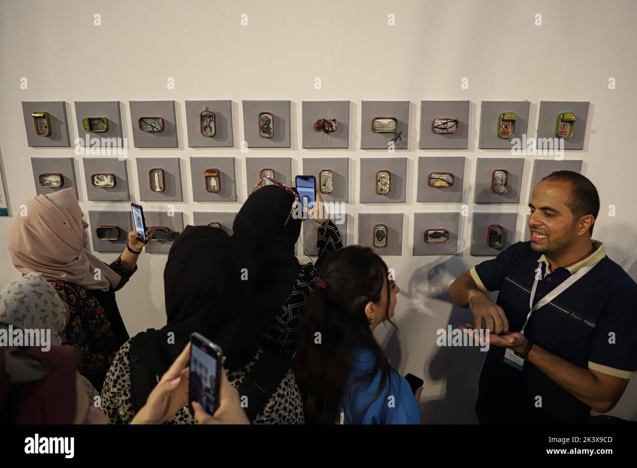 Ciudad de Gaza, Ciudad de Gaza. 28th de Sep de 2022. Los palestinos visitan una exposición de arte que destaca el impacto del bloqueo israelí en la vida de los jóvenes en la Franja de Gaza, en la Ciudad de Gaza, el 28 de septiembre de 2022. Crédito: Rizek Abdeljawad/Xinhua/Alamy Live News Foto de stock