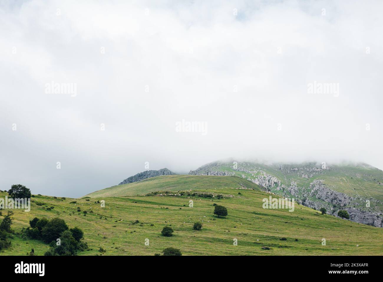 Las hermosas montañas de Armenia en un día nublado Foto de stock