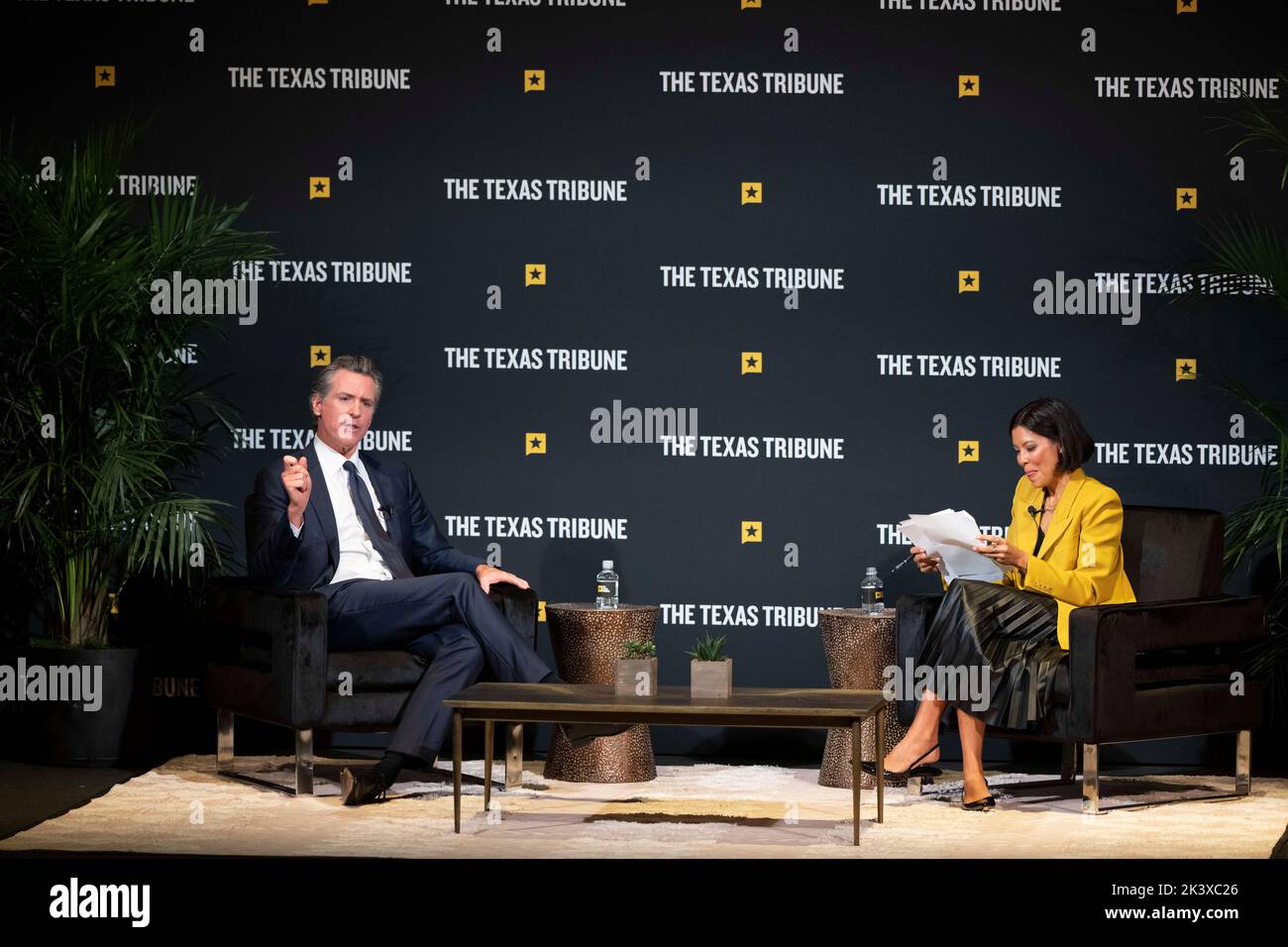 Anfitrión de 'Alex Wagner Tonight' en MSNBC, ALEX WAGNER entrevista a Gavin Newsom durante una sesión de entrevistas en el festival anual Texas Tribune en el centro de Austin el 24 de septiembre de 2022. Foto de stock