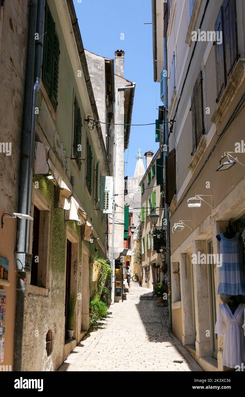 Una calle estrecha y edificios residenciales antiguos del callejón en la ciudad de Rovinj Foto de stock