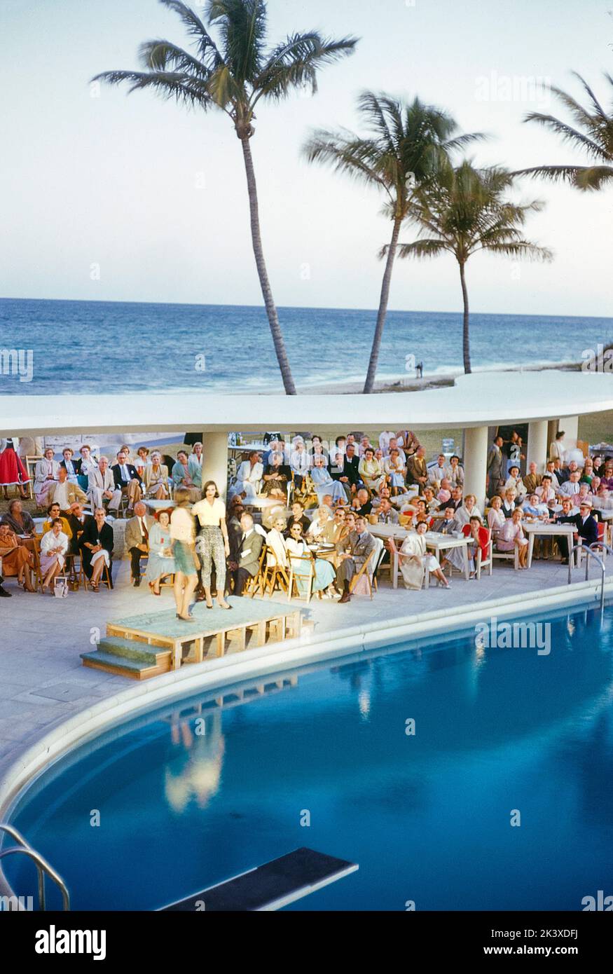 Poolside Fashion Show, La Coquille Club, Palm Beach, Florida, Estados Unidos, Toni Frissell Collection, diciembre de 1954 Foto de stock