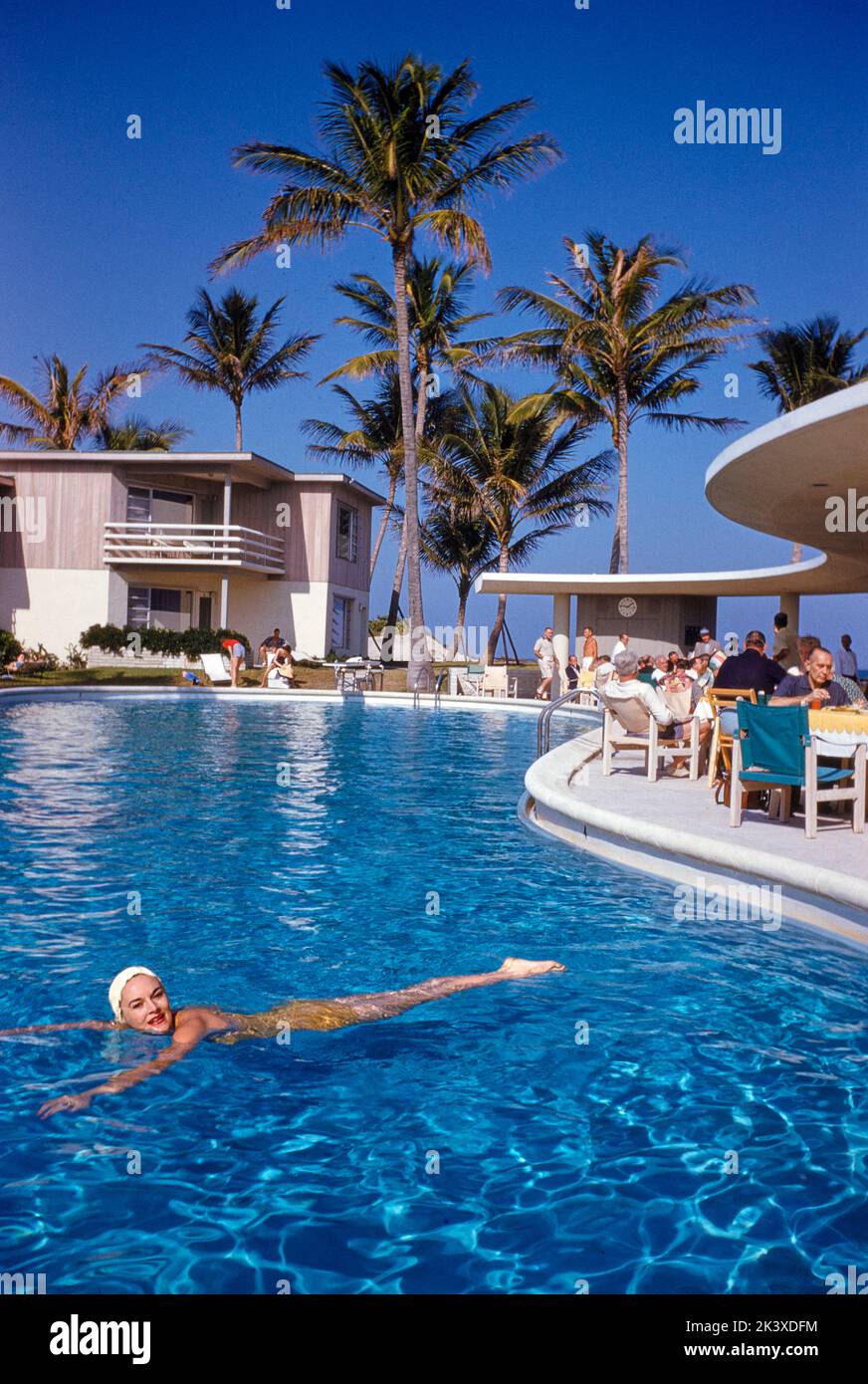 Escena de la piscina, La Coquille Club, Palm Beach, Florida, Estados Unidos, Toni Frissell Collection, diciembre de 1954 Foto de stock