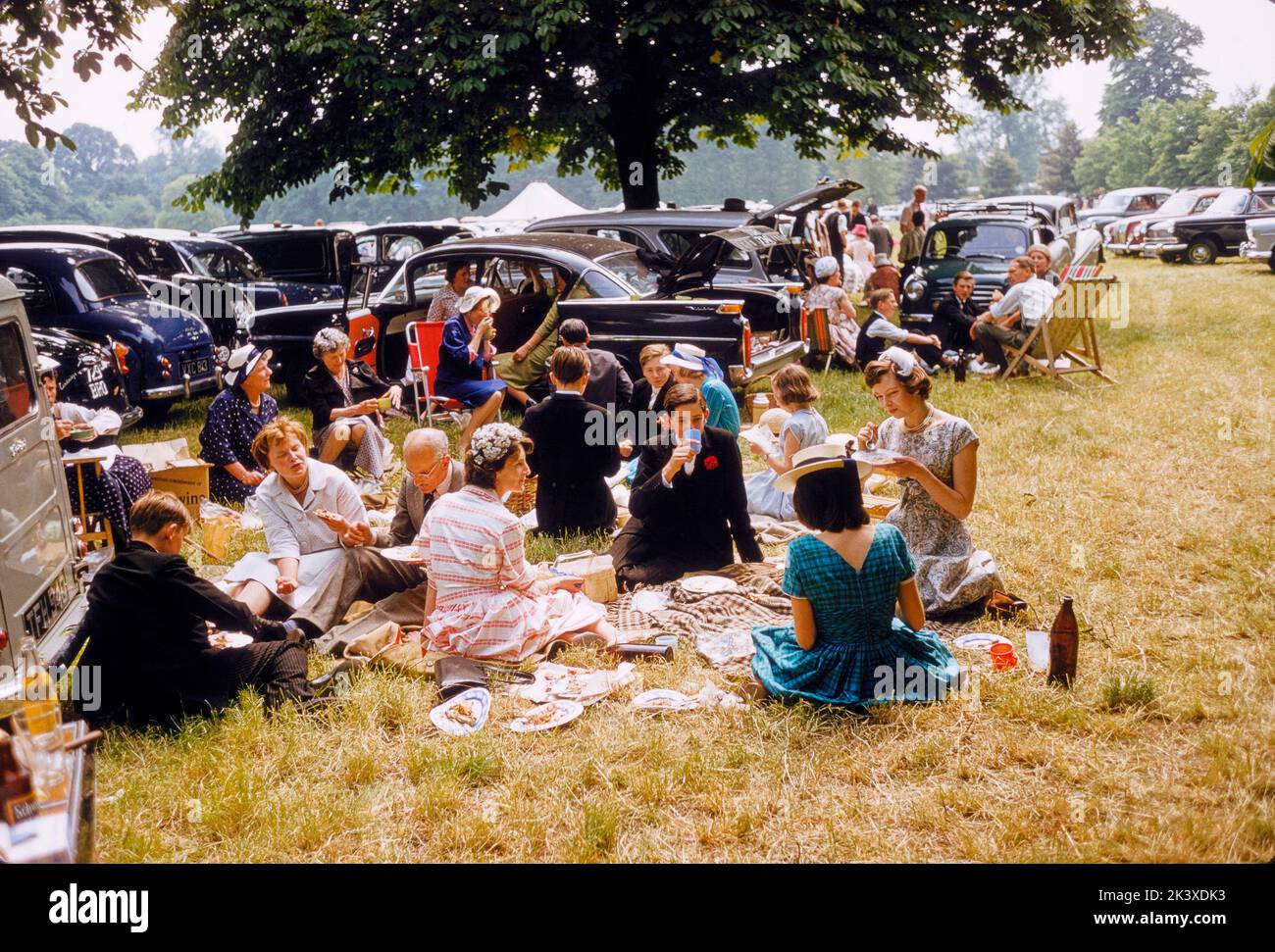 Grupo de asistentes al evento 'Cuatro de Junio', Eton College, Eton, Berkshire, Inglaterra, UK, Toni Frissell Collection, 4 de junio de 1959 Foto de stock
