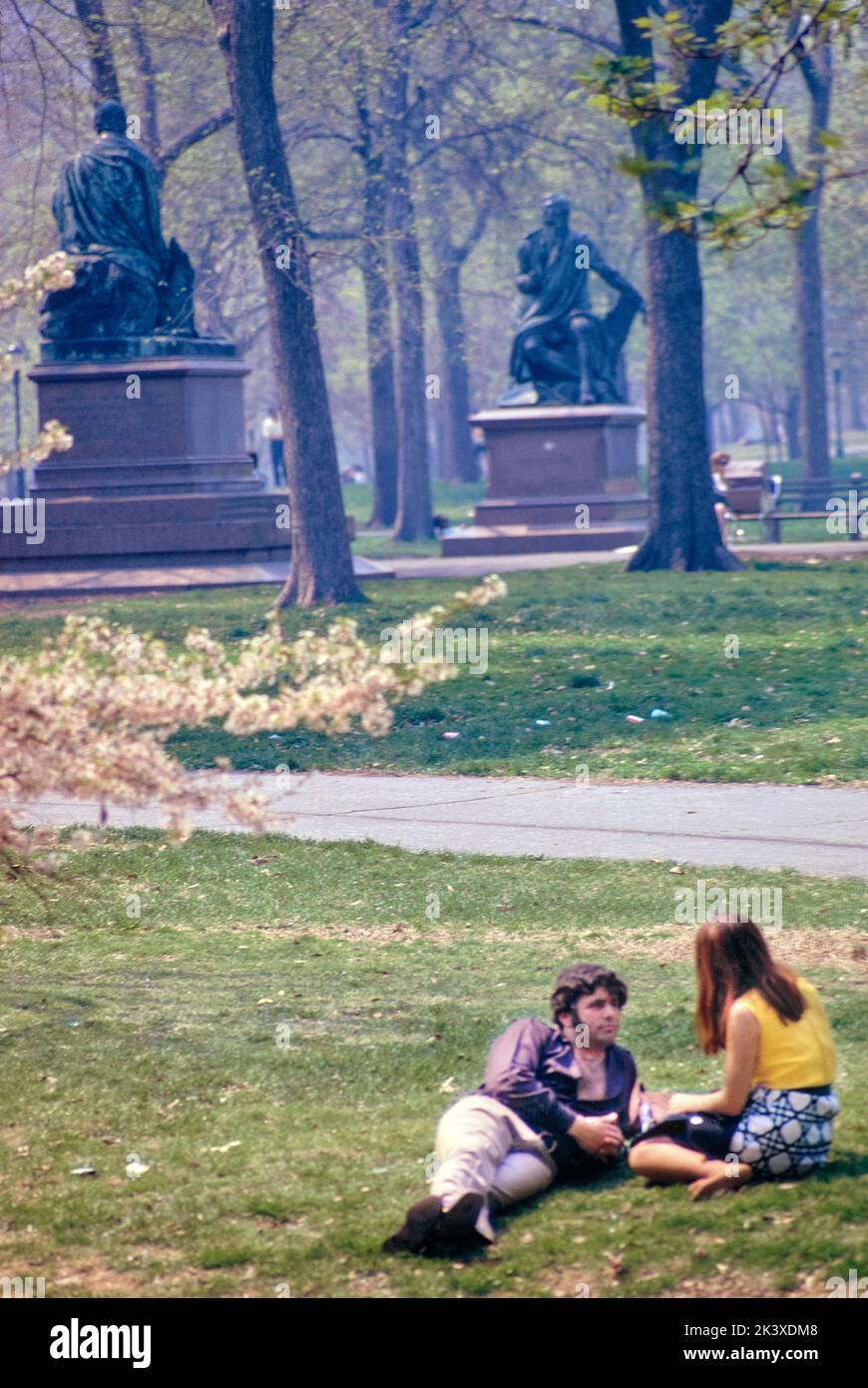 Pareja relajándose en Lawn, Central, Park, Nueva York, Nueva York, EE.UU., Colección Toni Frissell, mayo de 1970 Foto de stock