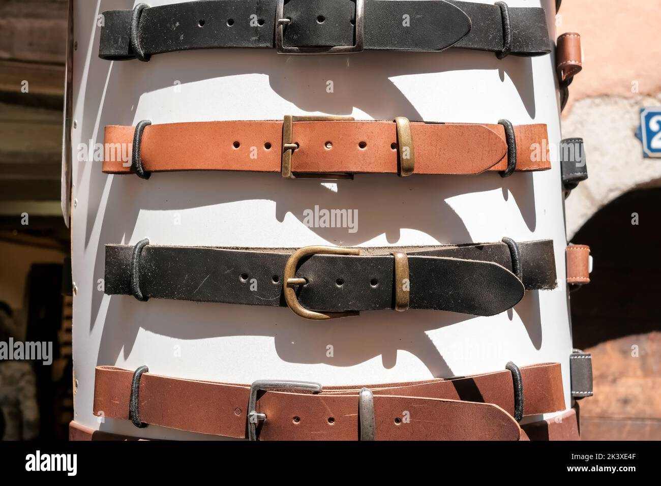 Cinturones de hechos a mano para hombre Fotografía de stock - Alamy