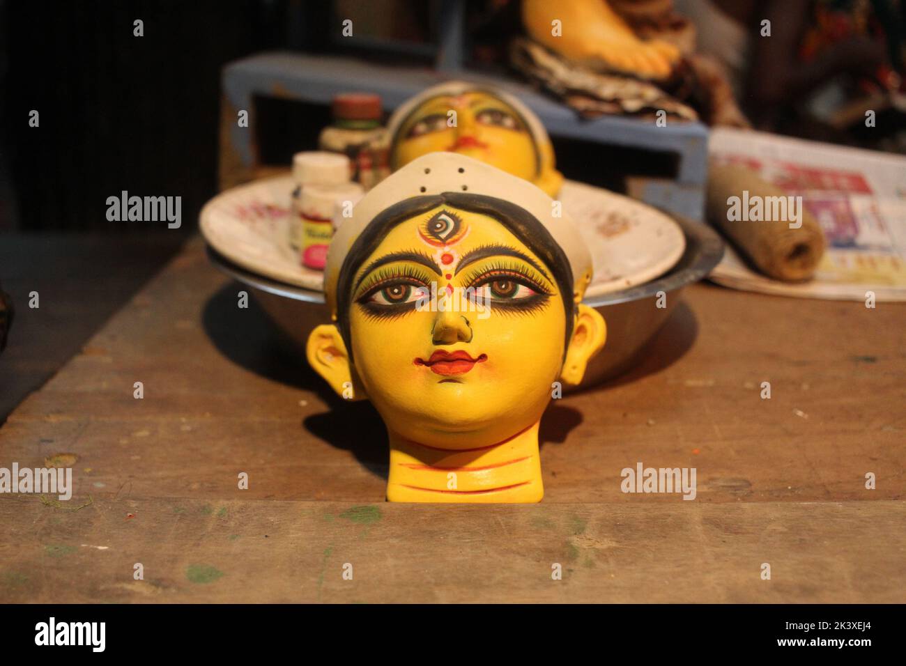 Calcuta, Bengala Occidental, India. 28th de Sep de 2022. El regreso a casa de la diosa Durga está ocurriendo hoy en Kumaortuli. Durga Puja es uno de los festivales más grandes del estado de la India que se celebra con gran entusiasmo y grandeza. Durga Puja es particularmente un festival significativo de Bengala Occidental, sin embargo la gente en el estado de Odisha, Tripura, Bihar, Jharkhand, Maharashtra, Uttar Pradesh y Gujarat también lo celebran con gran entusiasmo. Es otro festival que representa el triunfo del bien sobre el mal, ya que celebra la victoria de la diosa Durga sobre Mahishasura, el demonio búfalo. Para Bengala Foto de stock
