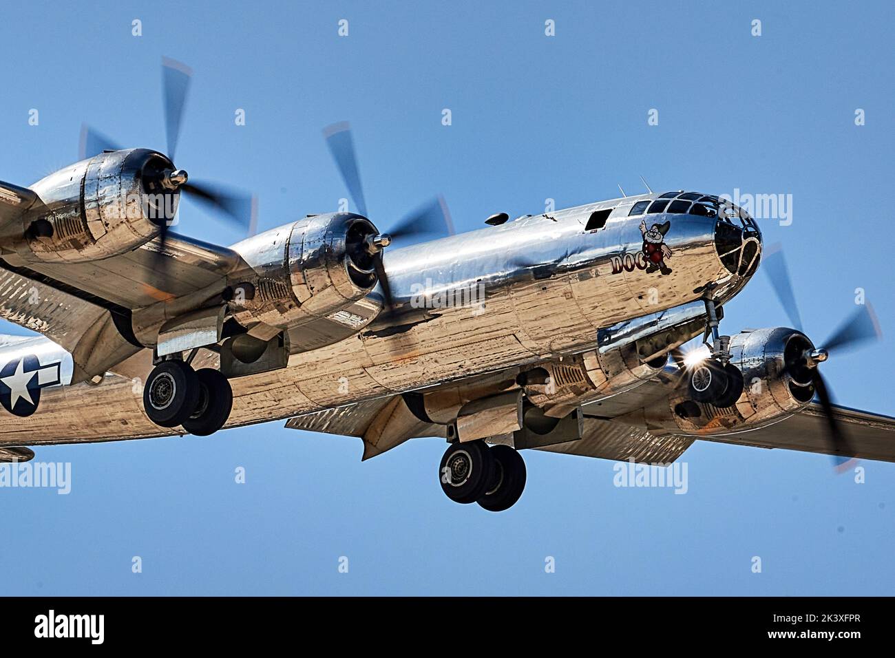 Palm Springs, California, Estados Unidos. 28th de Sep de 2022. La Segunda Guerra Mundial B-29 ''Doc'' Superfortress viene para un aterrizaje en Palm Springs (Imagen de crédito: © Ian L. Sitren/ZUMA Press Wire) Foto de stock