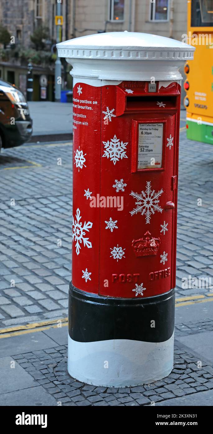 Caja de correos roja en la milla real, Edimburgo, Escocia, pintada en copos de nieve festivos, Reino Unido Foto de stock