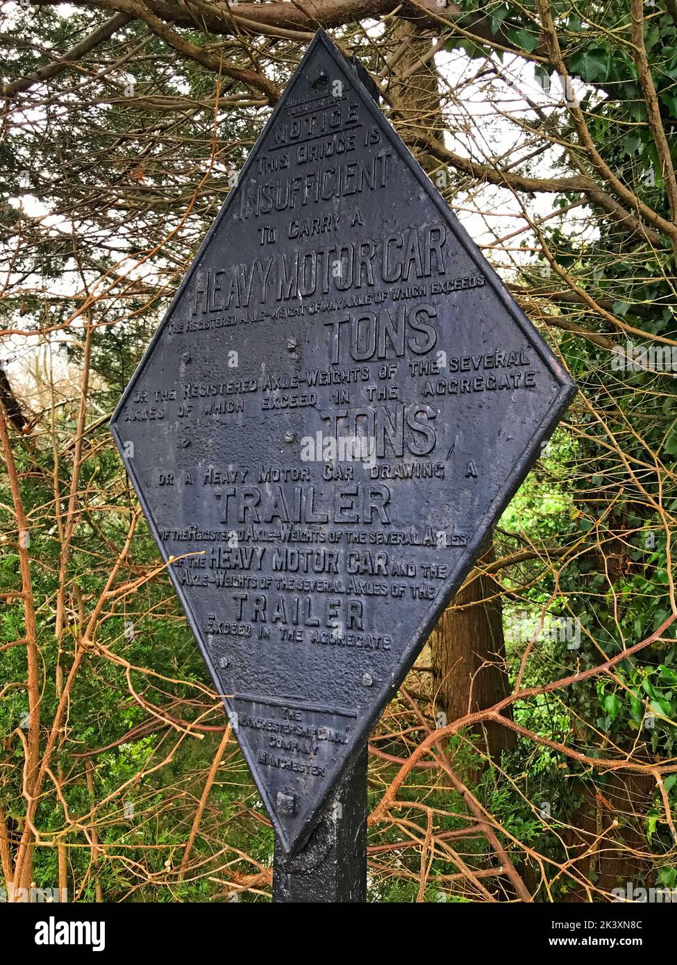 Signo de peso de puente en forma de diamante, para el MSSC, pueblo de Grappenhall, Warrington, Cheshire, INGLATERRA, REINO UNIDO, WA1 3EP Foto de stock