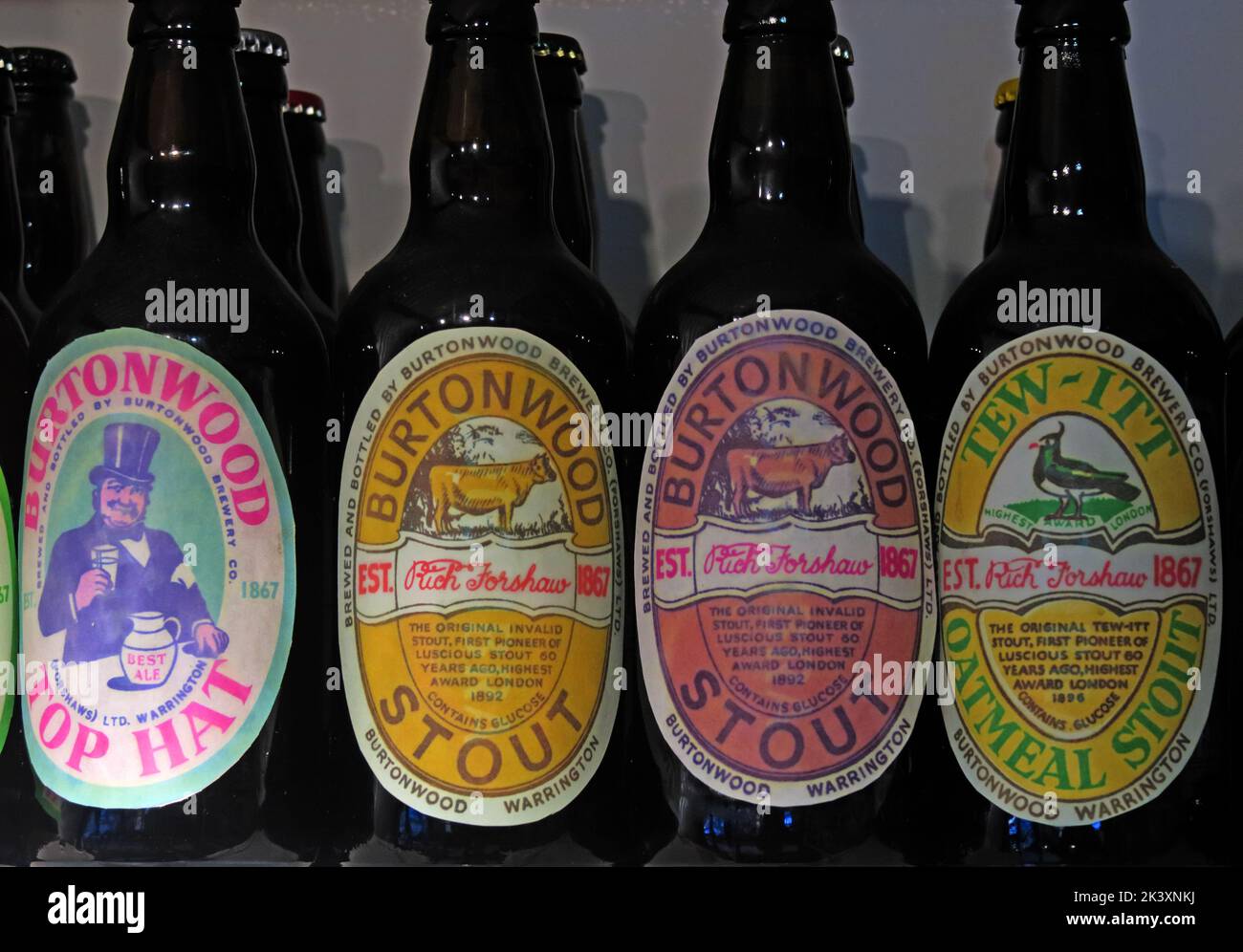 Históricas cervezas Burtonwood, cerveza negra y cervezas, en botellas, Warrington, Cheshire, Inglaterra, Reino Unido Foto de stock