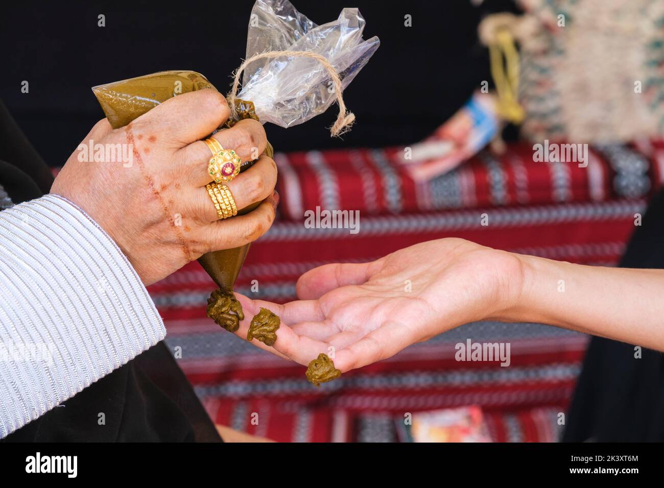 Emiratos Árabes Unidos. Aplicar un diseño Henna a las uñas. Observe el anillo dorado. Foto de stock