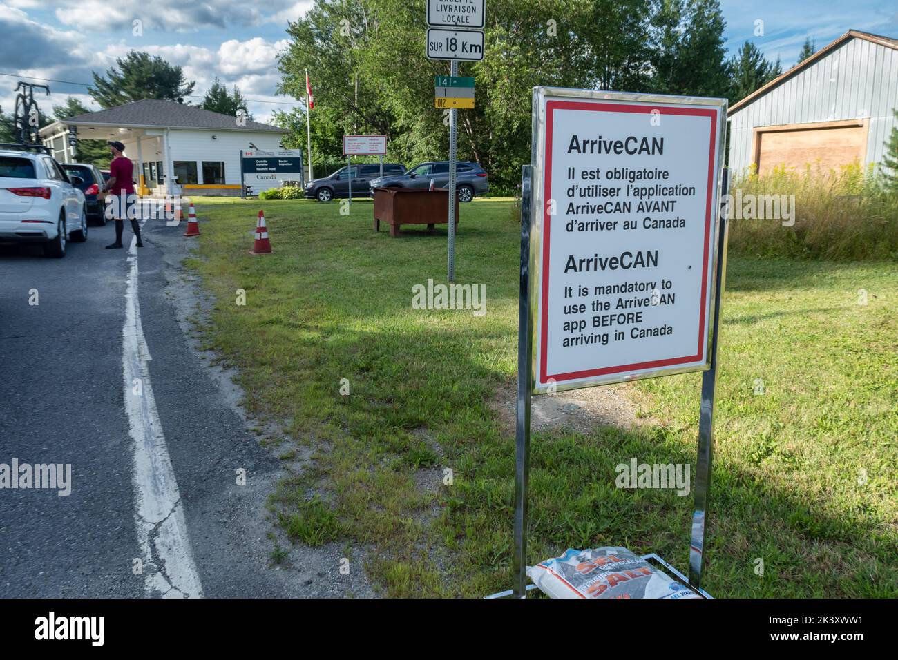 Saint-Hermenegilde, Canadá - 31 de julio de 2022: Señal ArriveCan en Hereford Road Border Inspection Foto de stock