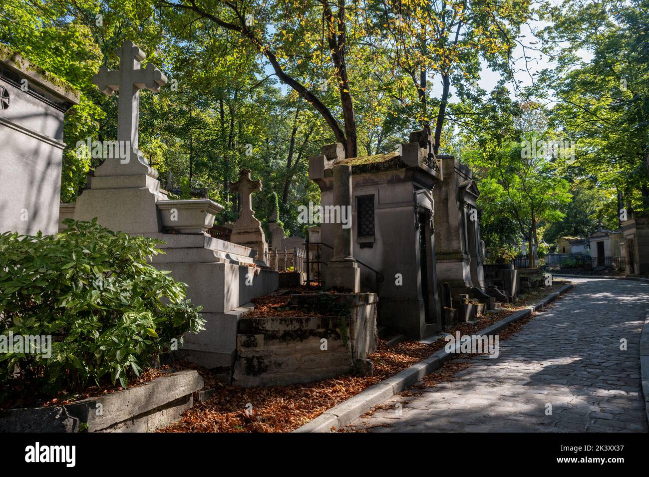 Lápidas en el cementerio de Pere-Lachaise en París, Francia Foto de stock