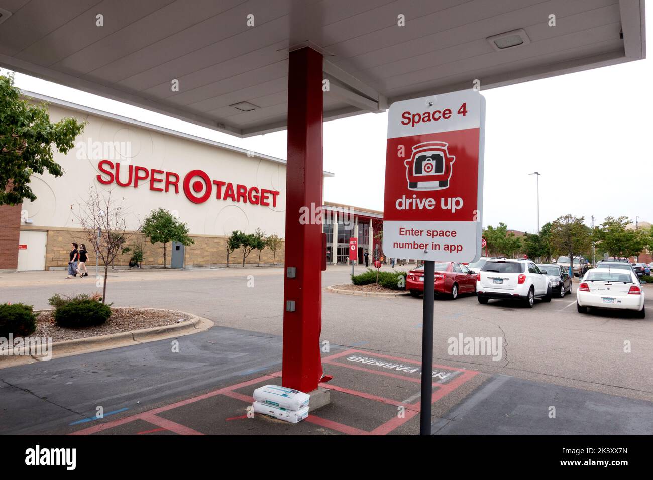 Área de recogida de automóviles Super Target para recibir mercaderías y comestibles que se ordenaron en el teléfono celular. St Paul Minnesota MN EE.UU Foto de stock