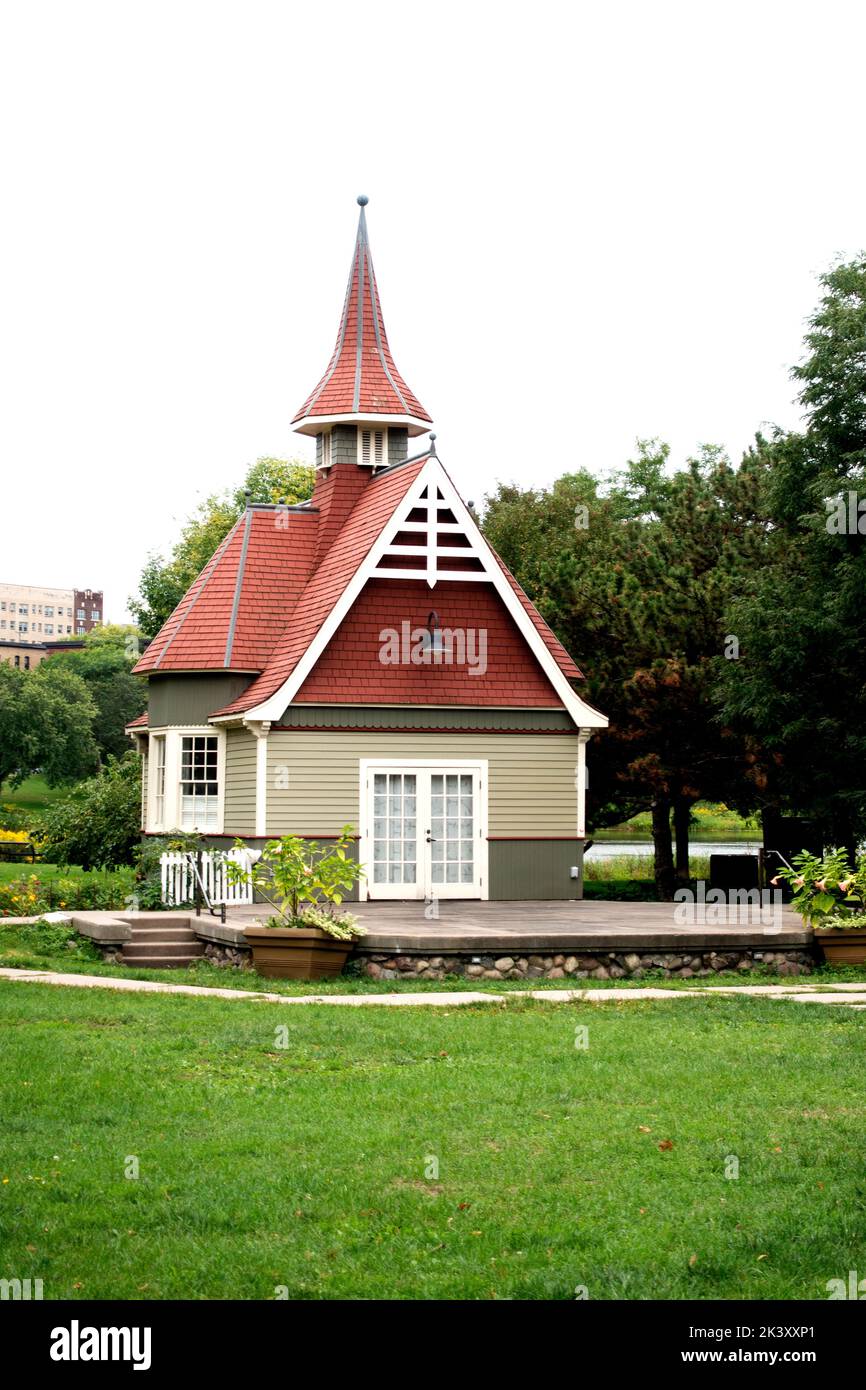 El Centro de Artes Comunitarias de Loring, uno de los edificios originales en el lugar en el Parque Loring cerca de Loring Pond, es una visita obligada. Minneapolis Minnesota MN EE.UU Foto de stock