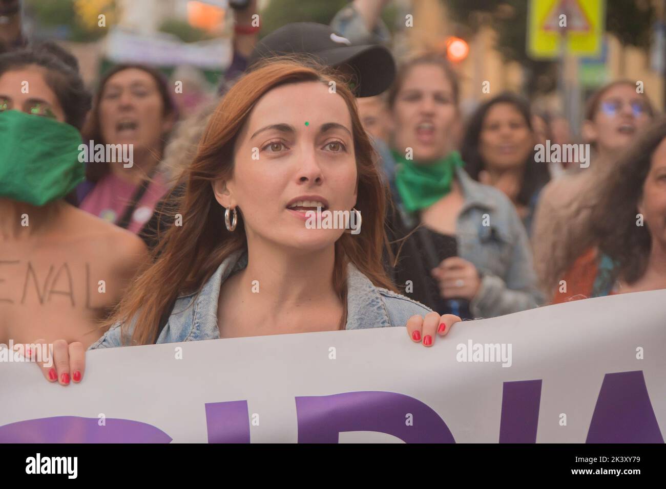 Miembros del movimiento feminista de Madrid protestan a favor del aborto libre con motivo del Día Mundial de Acción por el Aborto Legal, Seguro y Accesible. La manifestación internacional en Madrid ha tenido de la Glorieta de San Bernardo al Ministerio de Justicia. El 28 de septiembre se convirtió en 1990 en el Día Mundial de Acción por la Despenalización del Aborto. Esta propuesta es una de las conclusiones de la Reunión de Feministas Latinoamericanas celebrada en Buenos Aires, con el objetivo de asegurar que el aborto sea regulado como un derecho a frenar la mortalidad materna, los riesgos para la salud de las mujeres asociados Foto de stock