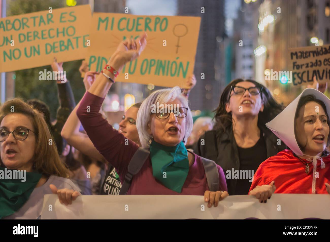 Miembros del movimiento feminista de Madrid protestan a favor del aborto libre con motivo del Día Mundial de Acción por el Aborto Legal, Seguro y Accesible. La manifestación internacional en Madrid ha tenido de la Glorieta de San Bernardo al Ministerio de Justicia. El 28 de septiembre se convirtió en 1990 en el Día Mundial de Acción por la Despenalización del Aborto. Esta propuesta es una de las conclusiones de la Reunión de Feministas Latinoamericanas celebrada en Buenos Aires, con el objetivo de asegurar que el aborto sea regulado como un derecho a frenar la mortalidad materna, los riesgos para la salud de las mujeres asociados Foto de stock
