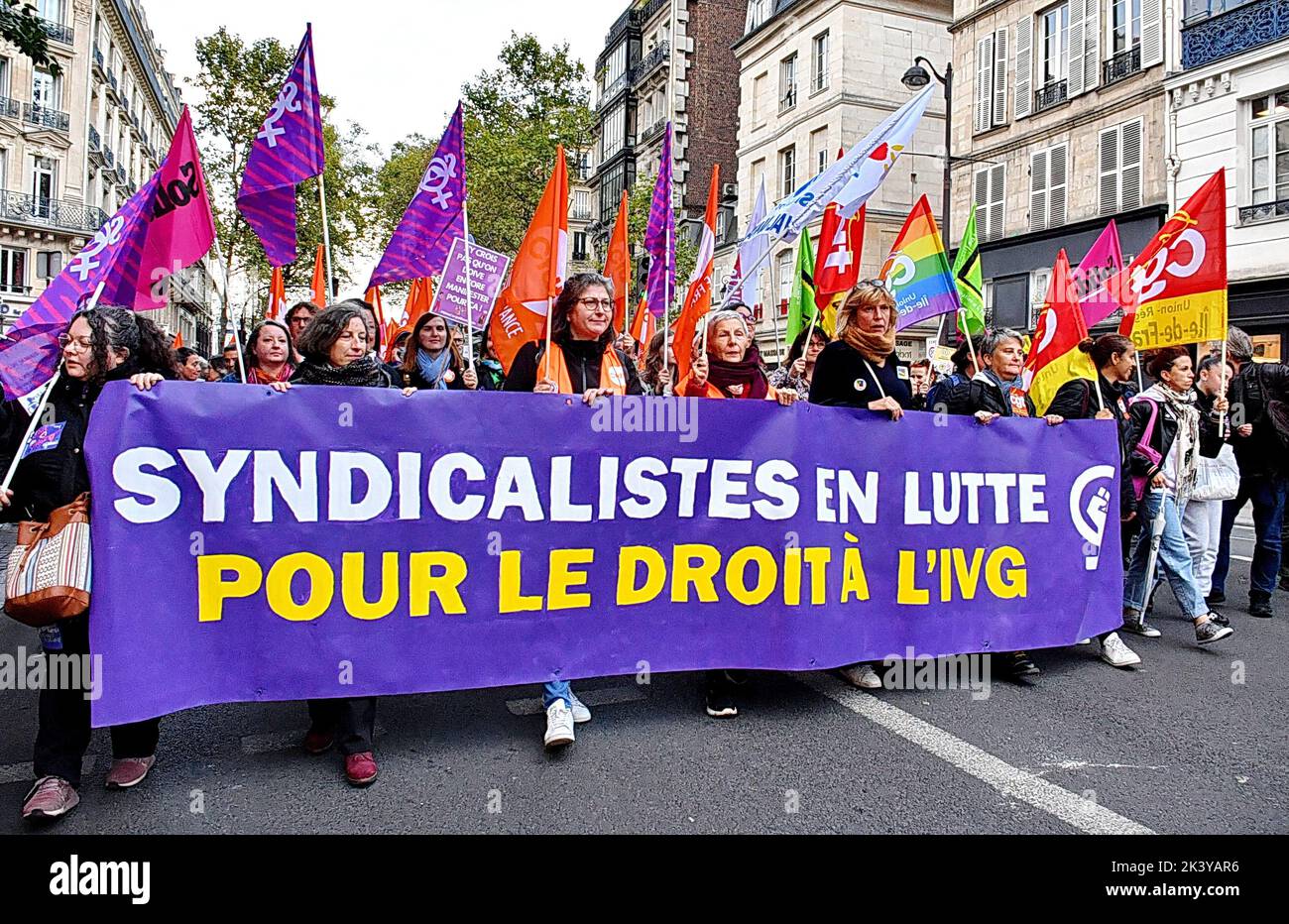 Miles de personas marchan en una manifestación por los derechos al aborto en el Día Internacional del Aborto Seguro, que se celebra anualmente en París, Francia, el 28 de septiembre de 2022. Foto de Karim Ait Adjedjou/ABACAPRESS.COM Foto de stock