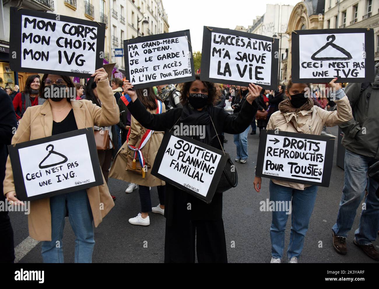 Miles de personas marchan en una manifestación por los derechos al aborto en el Día Internacional del Aborto Seguro, que se celebra anualmente en París, Francia, el 28 de septiembre de 2022. Foto de Alain Apaydin/ABACAPRESS.COM Foto de stock