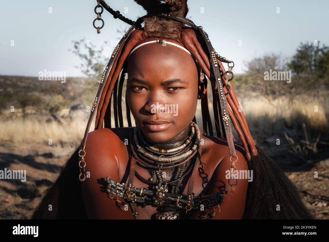Retrato de una mujer Himba vestida en estilo tradicional en Namibia, África. Foto de stock