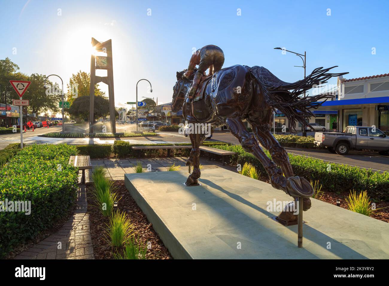 Una estatua de un caballo y un jinete, hecho de chatarra reciclada, en la calle principal de Matamata, Nueva Zelanda Foto de stock