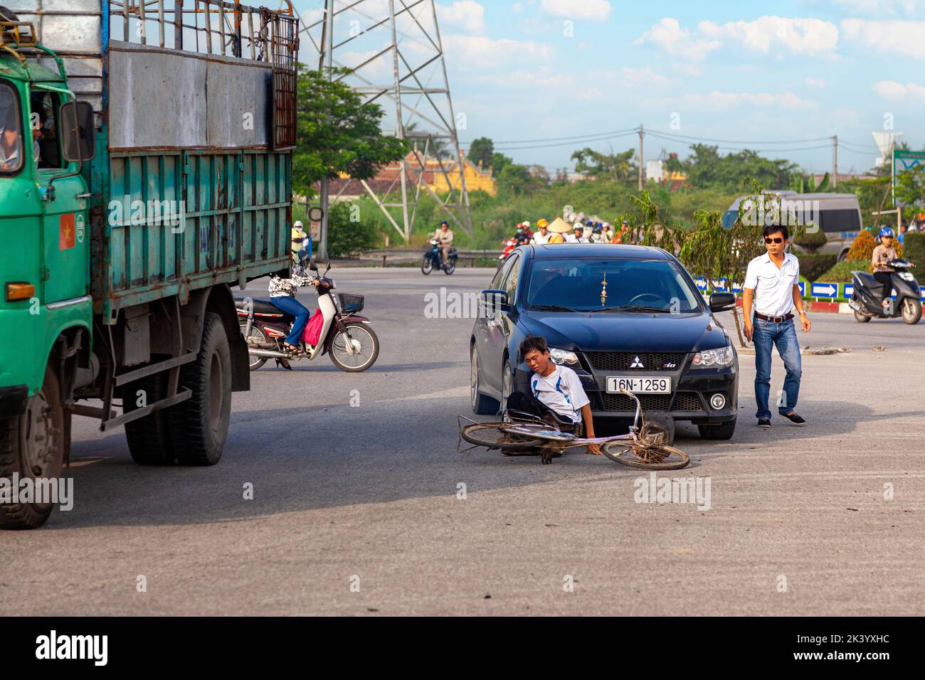 Accidente entre conductor de coche y ciclista en el cruce de carreteras, Hai Phong, Vietnam Foto de stock