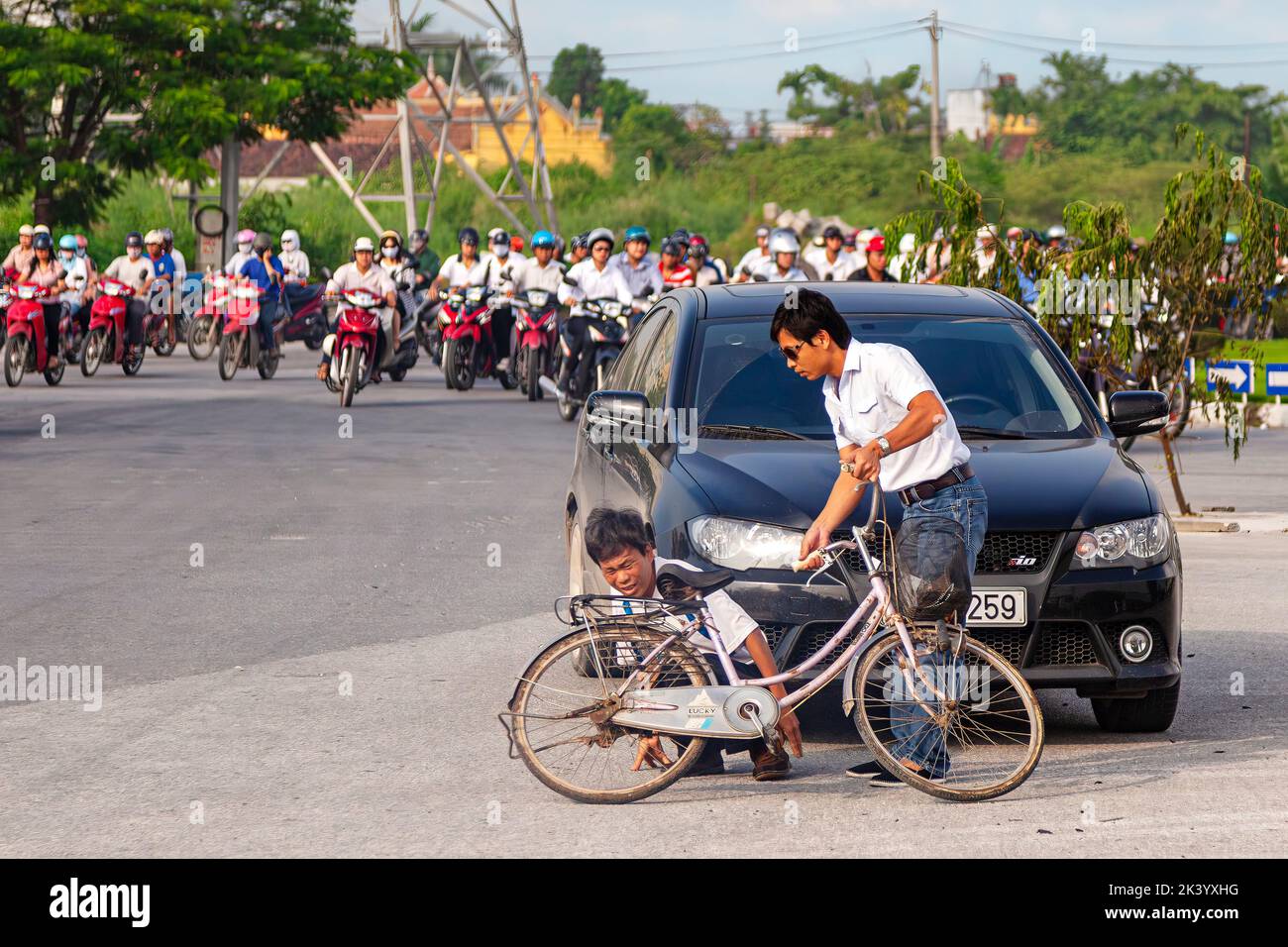 Accidente entre conductor de coche y ciclista en el cruce de carreteras, Hai Phong, Vietnam Foto de stock