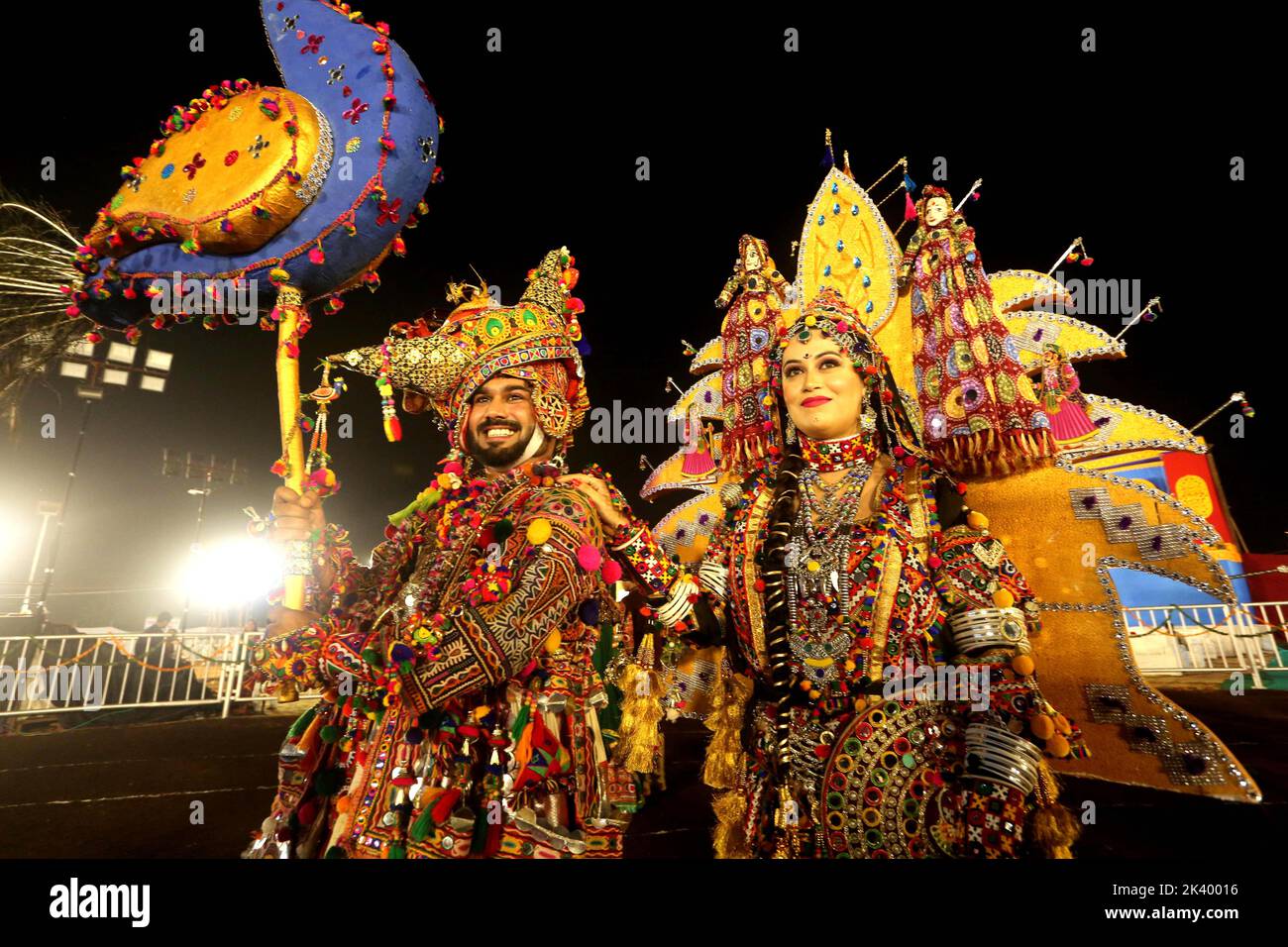 Bhopal, estado indio de Madhya Pradesh. 28th de Sep de 2022. Las personas vestidas con atuendo tradicional realizan la danza Garba durante el festival hindú de Navratri en Bhopal, capital del estado indio de Madhya Pradesh, el 28 de septiembre de 2022. Crédito: STR/Xinhua/Alamy Live News Foto de stock