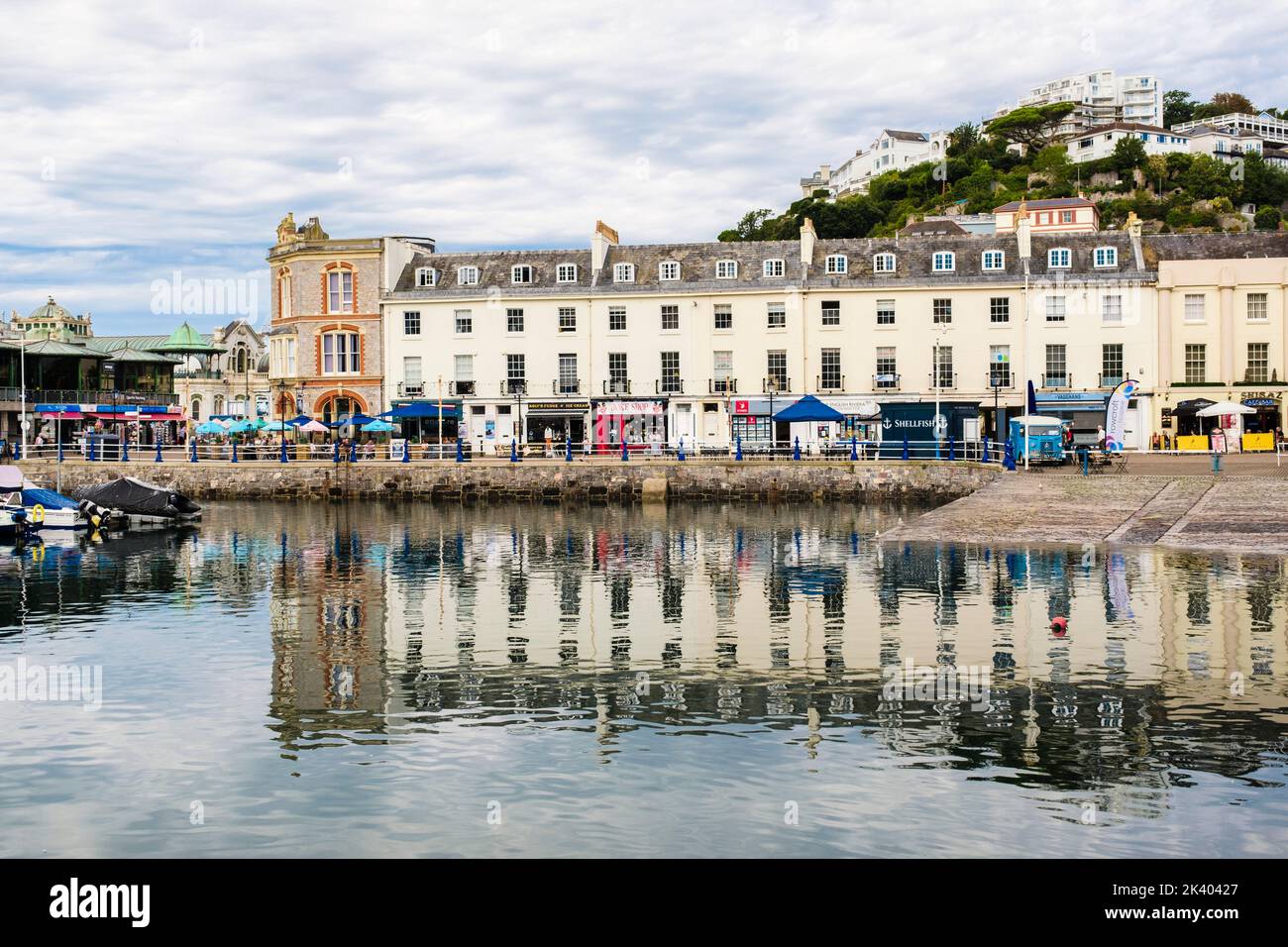 Reflexiones del lado del puerto en aguas tranquilas en el Inner Dock, Torquay, Devon, Inglaterra, Reino Unido, Gran Bretaña Foto de stock
