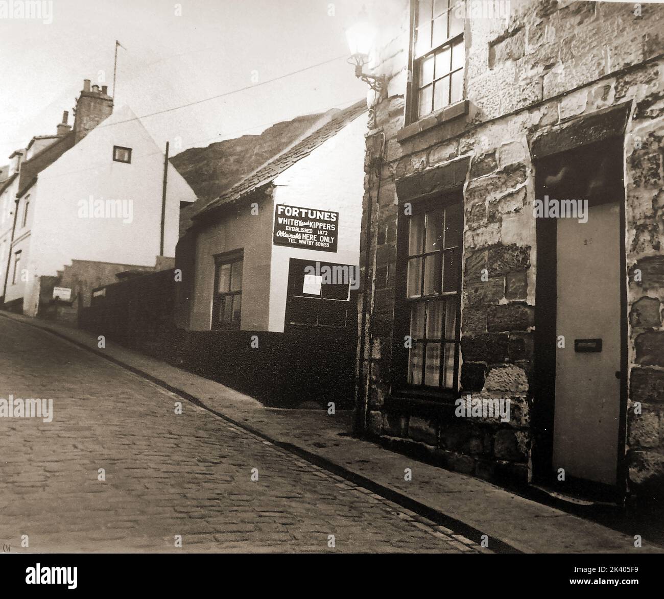 Una vieja fotografía de la parte superior de Henrietta Street, Whitby, North Yorkshire, Reino Unido , que muestra la casa de la astilla de Fortune y a su derecha es una antigua casa pública, posiblemente el Príncipe de Gales Foto de stock