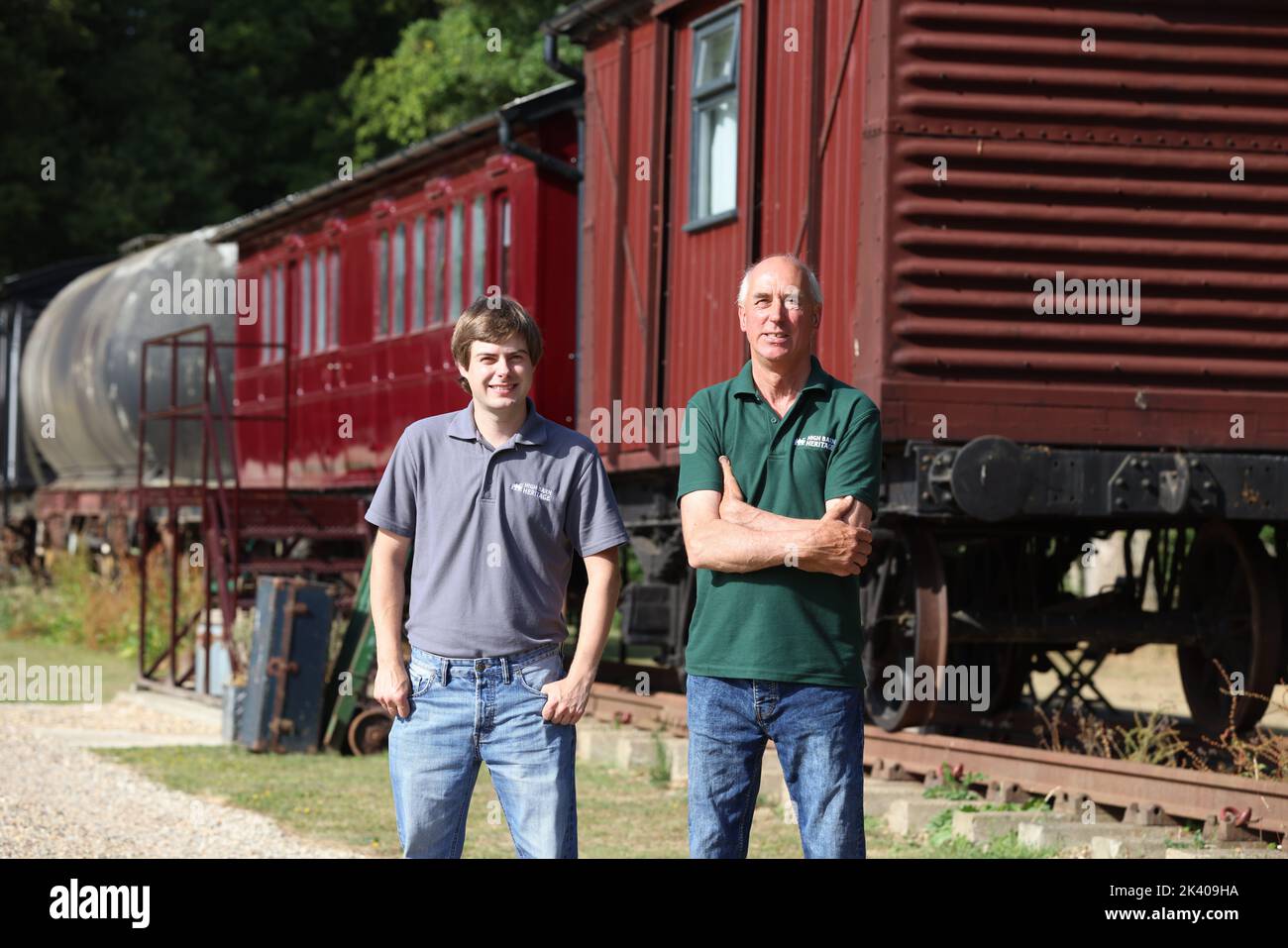James Waters (con papá Robin) junto con el vagón de tren 1880s, por el que se premió como una peculiar propiedad de alquiler vacacional, Halstead, Essex, Reino Unido Foto de stock