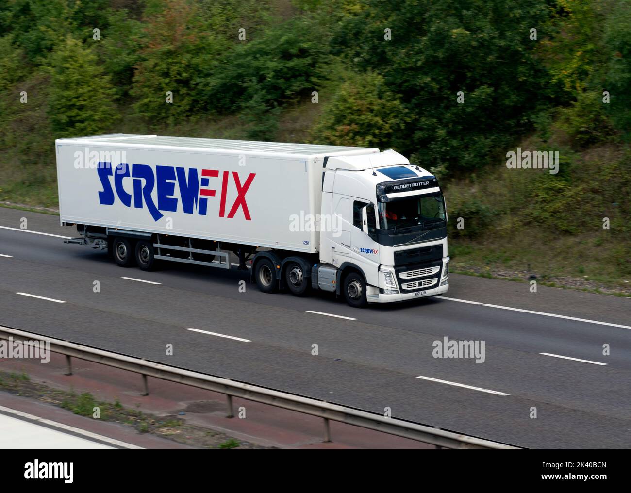 El camión Screwfix en la autopista M40, Warwickshire, Reino Unido Foto de stock