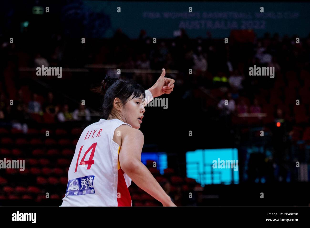Sídney, Australia. 29th de Sep de 2022. Li Yueru (L) de China hace gestos durante el partido de cuartos de final entre China y Francia en la Copa Mundial Femenina de Baloncesto FIBA 2022 en Sydney, Australia, el 29 de septiembre de 2022. Crédito: HU Jingchen/Xinhua/Alamy Live News Foto de stock