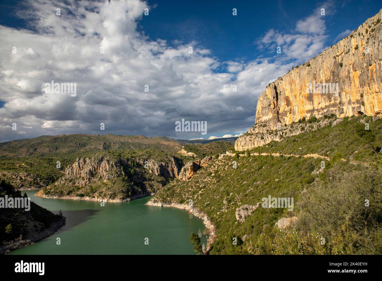 Lago de almacenamiento di Loriguilla, rama del río Turia con caras empinadas, España, Losa del Obispo Foto de stock