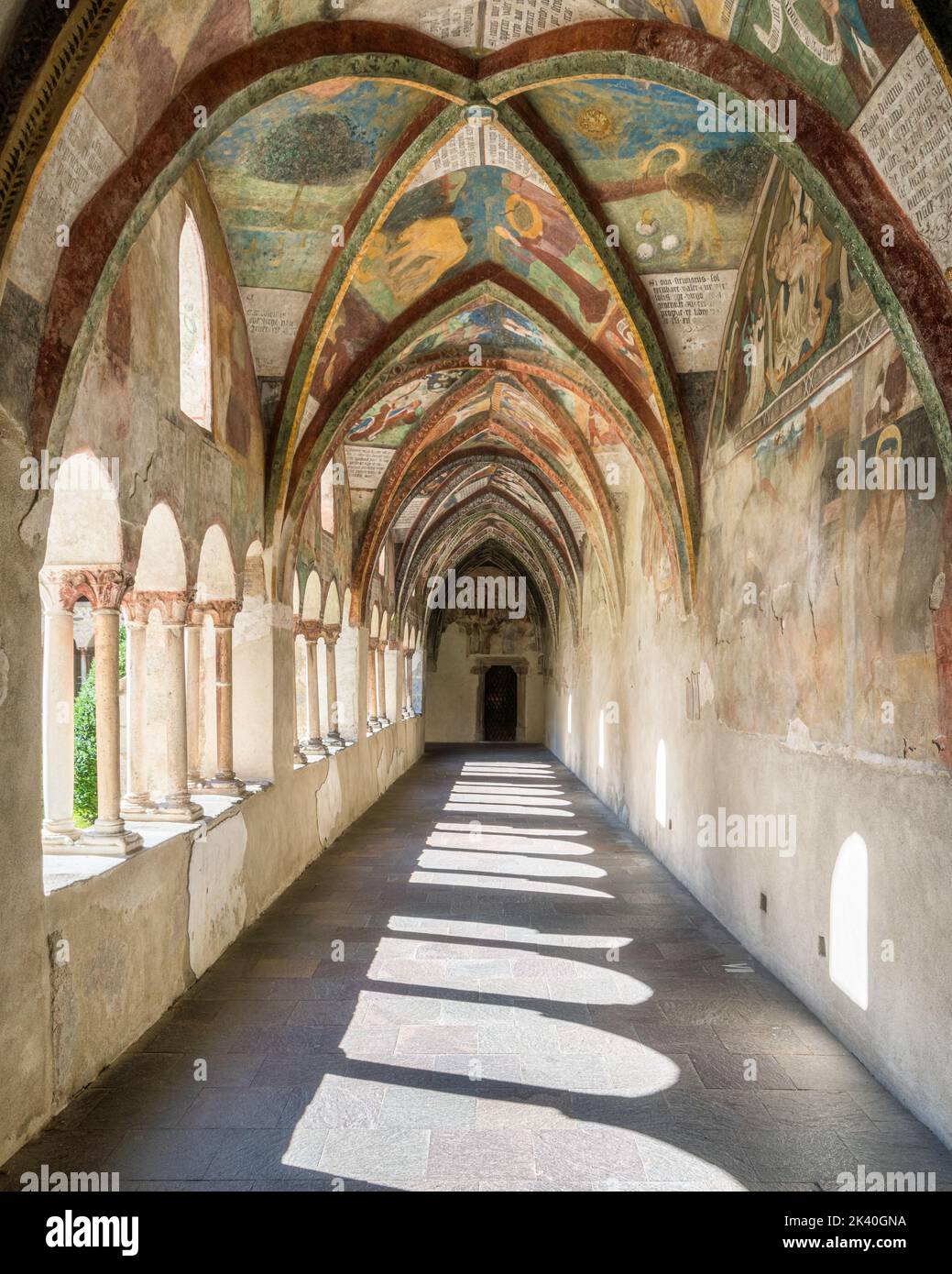 El maravilloso claustro con frescos en el Duomo de Bressanone. Provincia de Bolzano, Trentino Alto Adige, Italia. Foto de stock