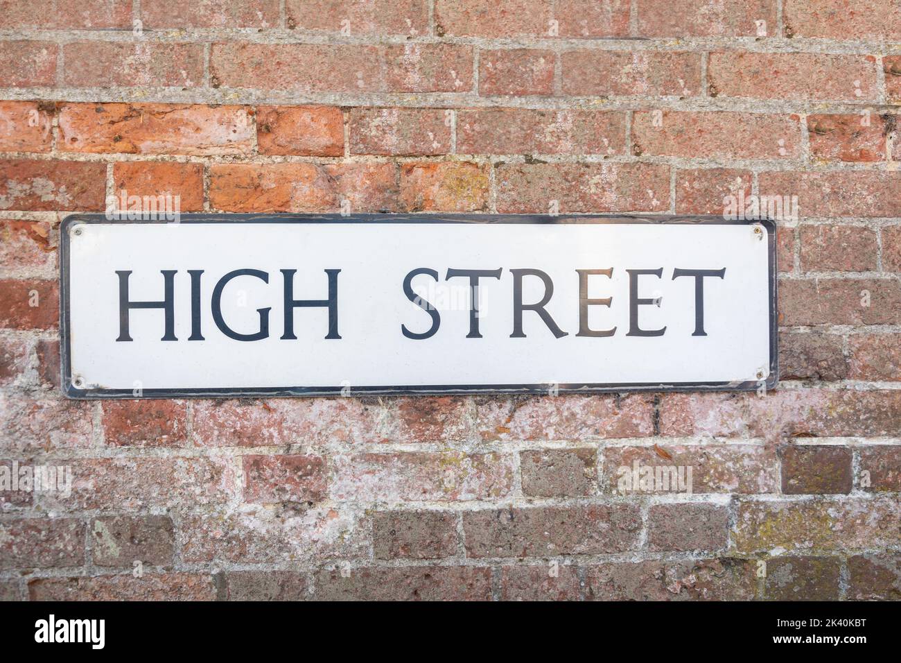 Señal de la calle en la pared, High Street, Dedham, Essex, Inglaterra, Reino Unido Foto de stock