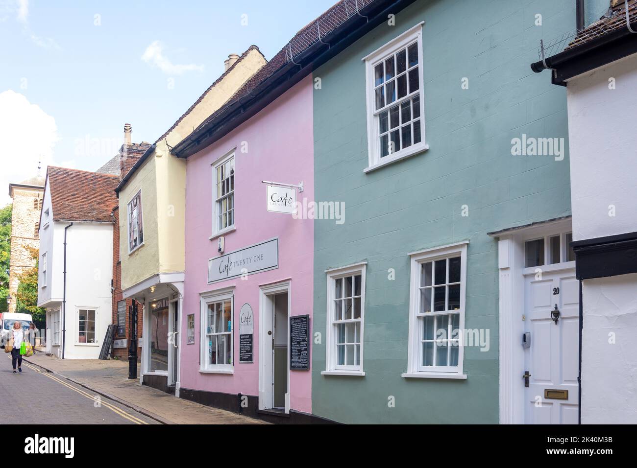 Cabañas coloridas, Trinity Street, Colchester, Essex, Inglaterra, Reino Unido Foto de stock
