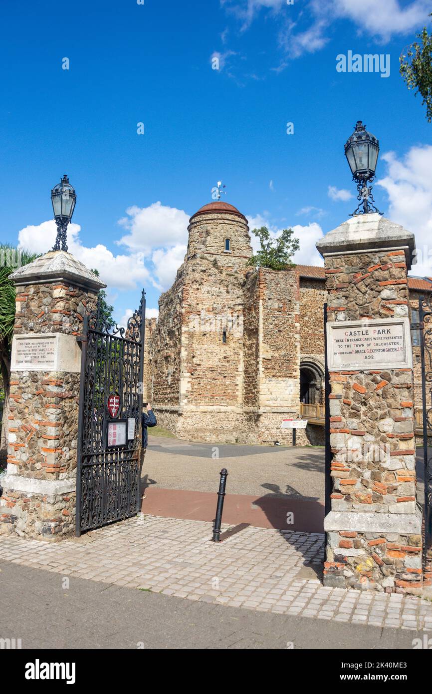 Puerta de entrada al castillo de Colchester del siglo 11th, Upper Castle Park, Colchester, Essex, Inglaterra, Reino Unido Foto de stock