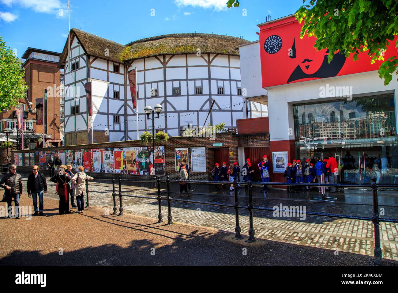 LONDRES, GRAN BRETAÑA - MAYO DE 13. 2014: Este es el nuevo teatro Globe de Shakespeare, que fue construido según el antiguo plan en el sitio del histor Foto de stock