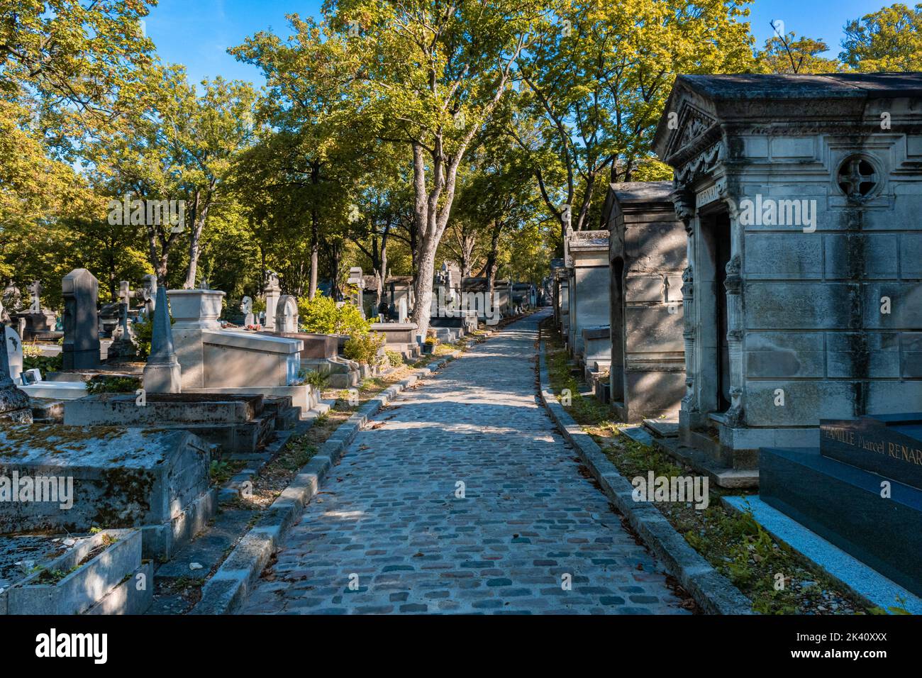 París, Francia - 31 de agosto de 2022: Lápidas en el cementerio de Pere-Lachaise Foto de stock